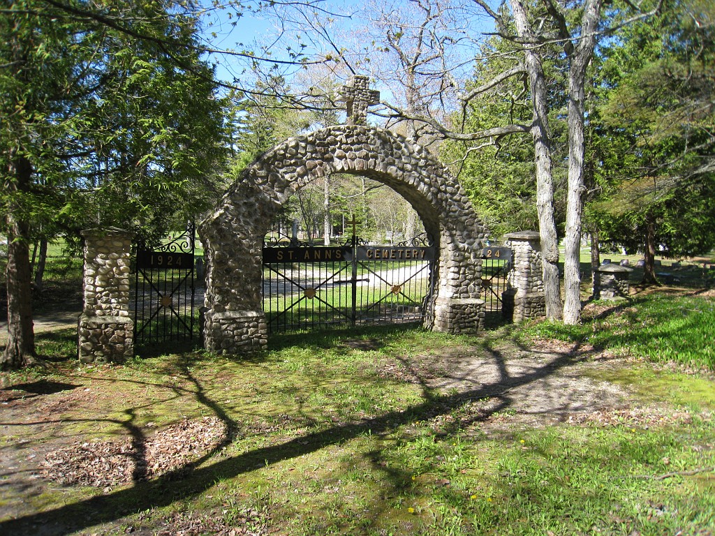 Mackinaw Island Area May 2008 0346.jpg - To help you out with the trivia questions if you take a carriage ride, what is wrong with this picture? Hint: Ann is really Anne